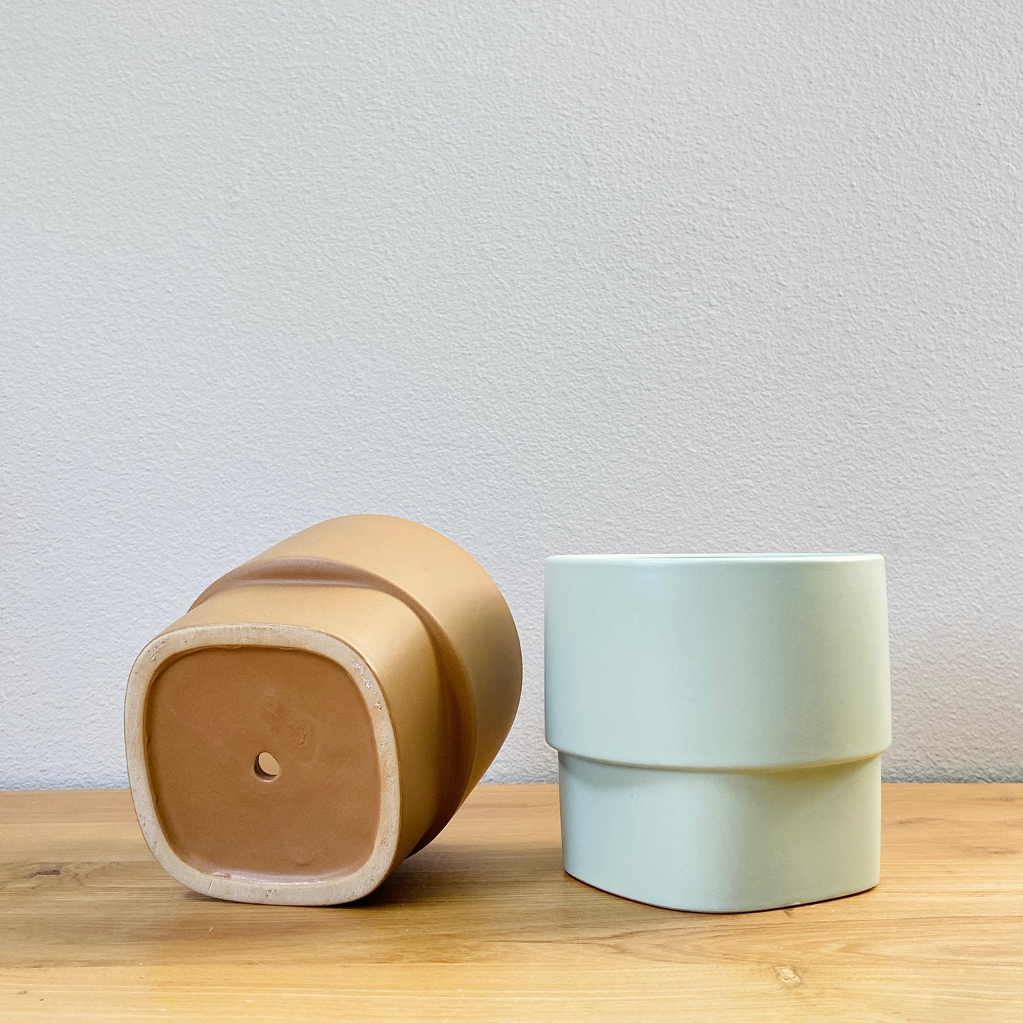 Minimalistic Round Pot